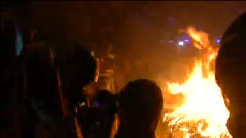 Barricadas de fuego ante el cordÃ³n policial en la DelegaciÃ³n del Gobierno en Barcelona