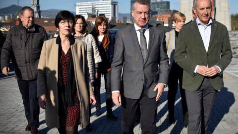 El lehendakari, Iñigo Urkullu (c), junto a varios consejeros, ha visitado la capilla ardiente para despedir al expresidente del PNV Xabier Arzalluz, fallecido el pasado jueves. EFE/MIGUEL TOÑA