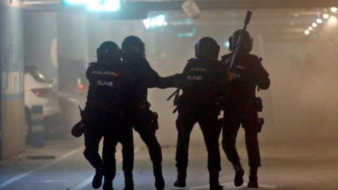 Agents de la Policia Nacional a l'aeroport del Prat.