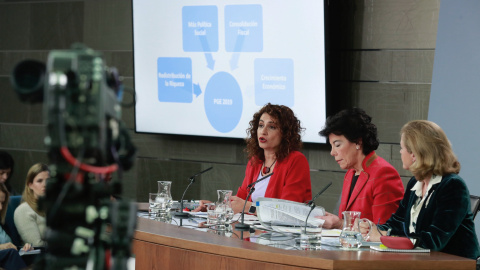 La portavoz del Gobierno, Isabel Celaá (c), con las ministra de Hacienda, María Jesús Montero (i), y de Economía, Nadia Calviño (d), durante la rueda de prensa posterior a la reunión del Consejo de Ministros en la que se ha aprobado el proy