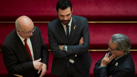 El presidente del Parlament, Roger Torrent (C), sus antecesores en el cargo Joan Rigol (i) y Ernest Benach (d). EFE