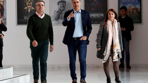 El secretario general del PSOE, Pedro Sánchez (c), el portavoz adjunto del grupo parlamentario socialista en la Asamblea de Madrid, José Manuel Franco (i), y la vicesecretarua general, Adriana Lastra (d), tras la reunión de la delegación de