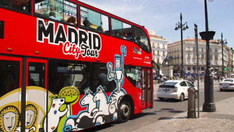 Un bus de Madrid City Tour recorre el centro de Madrid.