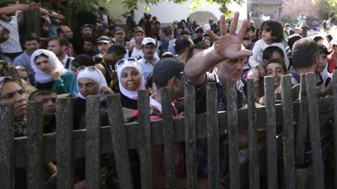 Migrantes que vienen de Serbia esperan para ser registrados en Croacia, país que sigue recibiendo a personas que quieren cruzar hacia Alemania. EFE/Antonio Bat