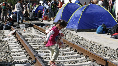 Refugiados descansan en tiendas de campaña instaladas en la estación de Tovarnik, Croacia. EFE/Antonio Bat