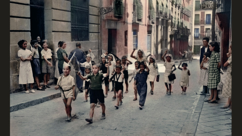 Niños jugando en el número 33 de la Calle Cabeza (Lavapiés, Madrid). Fotos Martín Santos Yubero. Archivo Regional CAM.