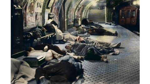 Buscando refugio en el metro durante los bombardeos. Estación de Tetuán. Año 1937. Foto Alfonso Sánchez Portela. Archivo MCARS.