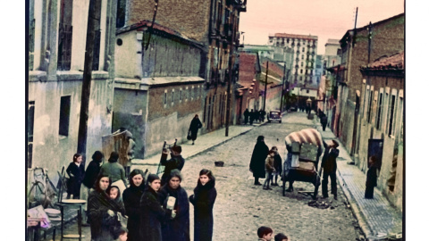 Tras un bombardeo en el barrio de Vallecas, la gente desaloja los enseres que pueden y se preparan para marcharse tras quedarse sin casa. Foto Archivo BNE.