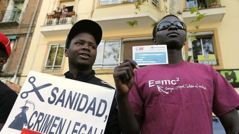 Foto de archivo de una concentración en contra de los recortes de derechos sanitarios a los inmigrantes. / EFE