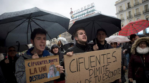 Cientos de alumnos y profesores de la Universidad Rey Juan Carlos (URJC), se han concentrado hoy en la madrileña Puerta del Sol para exigir la dimisión de Cristina Cifuentes, y del rector de la URJC, Javier Ramos.EFE