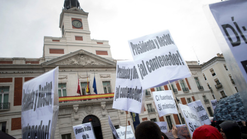 Varios cientos de alumnos y profesores de la Universidad Rey Juan Carlos (URJC), se han concentrado hoy en la madrileña Puerta del Sol para exigir la dimisión de Cristina Cifuentes, y del rector de la URJC, Javier Ramos.EFE