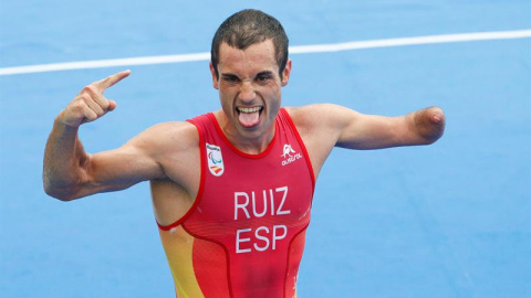 El español Jairo Ruiz celebra su tercer puesto en el triatlón en los Juegos Paralímpicos. /EFE