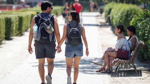 Una pareja pasea por un parque en Madrid. EFE/Emilio Naranjo