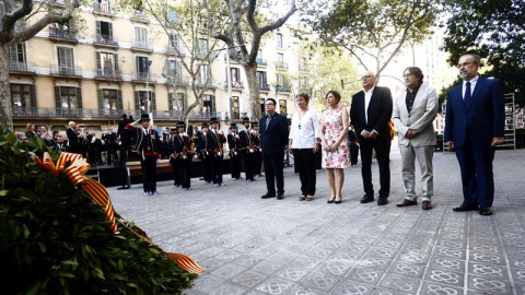 La presidenta del Parlament, Carme Forcadell (3i), acompañada de los miembros de la Mesa acude a la tradicional ofrenda floral al monumento de Rafael Casanova. /EFE