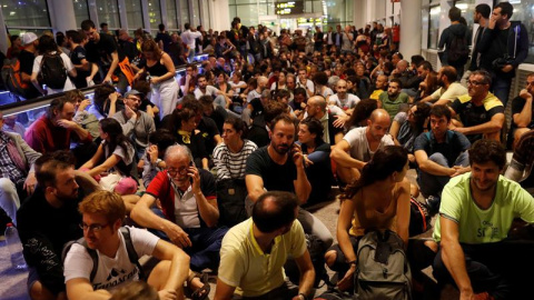 Miles de personas concentradas en el Aeropuerto del Prat tras la llamada de Tsunami Democràtic. EFE/Toni Albir