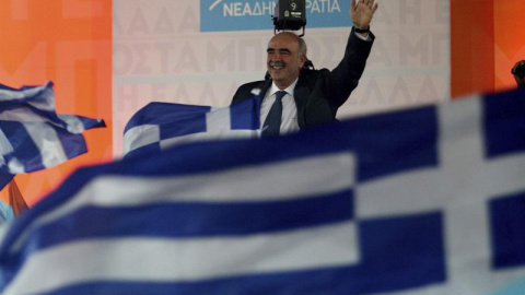 El presidente del partido conservador Nueva Democracia, Vangelis Meimarakis, saluda a sus partidarios durante un acto preelectoral en Atenas,.- Alexandros Vlachos (EFE)