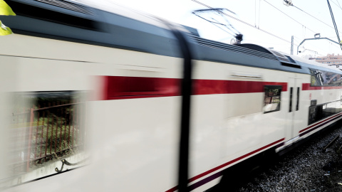 Un tren del servicio de Cercanias Renfe en una las vias de una estación. E.P./Eduardo Parra