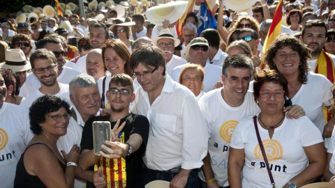 El presidente de la Generalitat, Carles Puigdemont durante su asistencia a la manifestación que bajo el lema "A punt". EFE/Robin Townsend