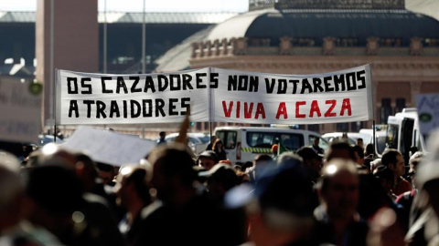 Vista de la manifestación de organizaciones de ganaderos, agricultores, pescadores, cazadores y criadores de toros bajo el lema "Por el respeto al mundo rural y sus tradiciones", esta mañana en Madrid. EFE/Javier Lizón.