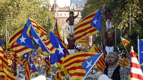 Formación de un castell durante la manifestación en Barcelona de la Diada que este año se ha celebrado bajo el lema "A punt", en favor de la independencia. EFE/Marta Pérez