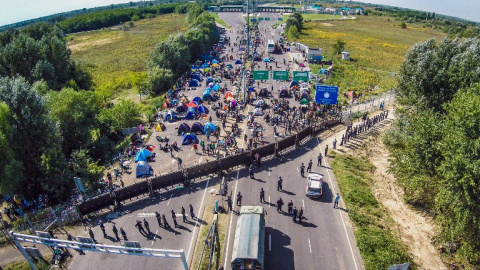 Vista aérea de un campamento improvisado de refugiados en la frontera entre Hungría y Serbia. - AFP