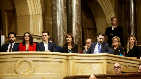 De izquierda a derecha: Fernando de Páramo, Inés Arrimadas y Albert Rivera, de Ciudadanos, seguidos de la diputada de JxCat al Congreso, Laura Borràs y la portavoz del PP en el Congreso de los Diputados Cayetana Álvarez de Toledo. EFE