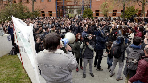 Un grupo de estudiantes de la Universidad Rey Juan Carlos (URJC), convocados por las Asambleas de Estudiantes, protestan tras las supuestas irregularidades del máster en Derecho Público del Estado Autonómico que obtuvo la presidenta de la C