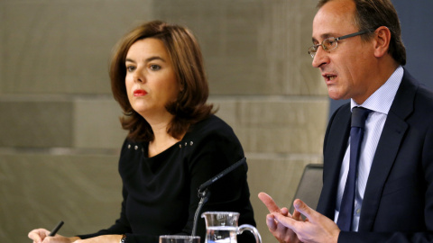 Soraya Sáenz de Santamaría y Alfonso Alonso durante la rueda de prensa posterior al Consejo de Ministros. EFE