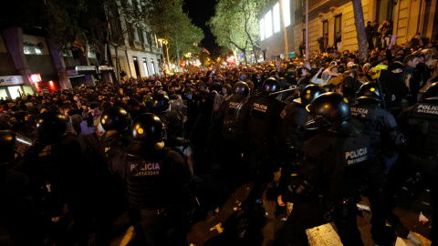 Miles de manifestantes ante los Mossos en una de las calles del centro de Barcelona. /REUTERS