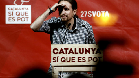 El secretario general de Podemos, Pablo Iglesias durante su intervencion en el mitin celebrado esta tarde en la Plaça dAngel Pestaña en Barcelona junto al cabeza de lista de Catalunya Si Que es Pot, Lluis Rabell e Iñigo Errejón. EFE/Jesús D