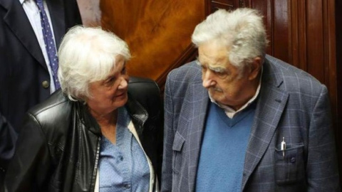 La nueva vicepresidenta del país y presidenta de la Asamblea General del Parlamento habla con el expresidente y senador José Mujica - EFE