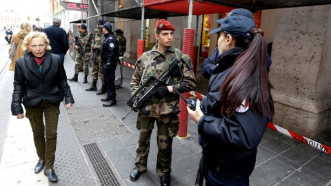 Militares franceses reciben instrucciones de la Policía en una calle de París, tras los atentados yihadistas contra el semanario 'Charlie Hebdó'. AP