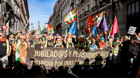 Momento en el que los pensionistas enfilan la Carrera de San Jerónimo después de haberse juntado las dos columnas en la Puerta del Sol | Ricardo Rubio / Europa Press