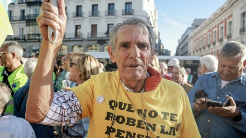 Un activista porta una camiseta con el mensaje: "Que no te roben la pensión". | Ricardo Rubio / Europa Press