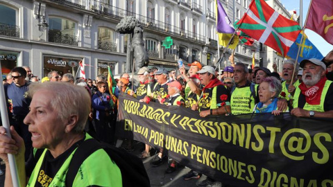 Momento en el que los pensionistas llegados de diferentes partes del Estado se encuentran en la Puerta del Sol y marchan hacia el Congreso de los Diputados | Kiko Huesca / EFE