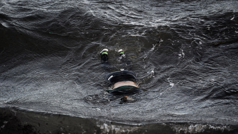 El cuerpo de una mujer flotando en la costa de la isla griega de Lesbos.- ARIS MESSINIS (AFP)