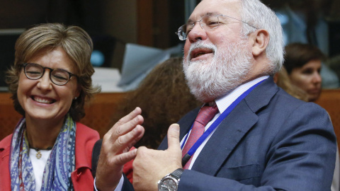 La ministra de Medio Ambiente, Isabel García Tejerina, y el comisario europeo del ramo, Miguel Arias Cañete, durante la reunión. EFE