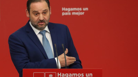 El secretario de Organización del PSOE, José Luis Ábalos, durante a rueda de prensa ofrecida hoy en la sede socialista de la calle Ferraz . EFE/ J.J.Guillen