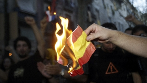 Un independentista quema una bandera española en Barcelona durante la Diada