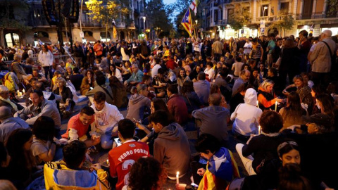 Milers de persones concentrades al centre de Barcelona contra la sentència del Procés. EFE / ALEJANDRO GARCÍA