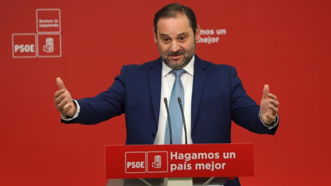 El secretario de Organización del PSOE, José Luis Ábalos, durante a rueda de prensa ofrecida hoy en la sede socialista de la calle Ferraz sobre la actualidad política. EFE/ J.J.Guillen