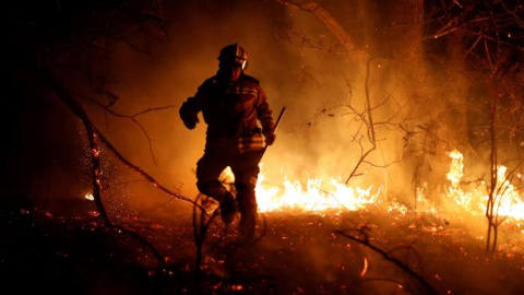 Los bomberos luchan sin descanso por apagar los numerosos incendios activos en Asturias. /EFE