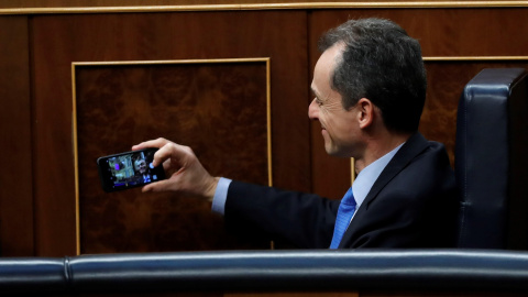 El ministro de Ciencia, Pedro Duque, este jueves durante la última sesión del Congreso antes de que la Diputación Permanente asuma las funciones del pleno. EFE/Chema Moya