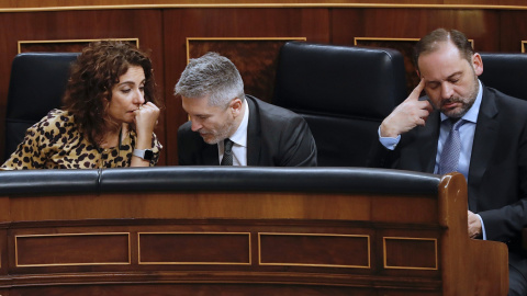 Los ministros, de Hacienda, María Jesús Montero (i), del Interior, Fernando Grande-Marlaska (c), y de Fomento, José Luis Ábalos (d), durante el último pleno del Congreso de la legislatura, antes de la convocatoria de elecciones. EFE/J.P.Gan