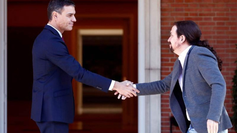 El presidente del Gobierno en funciones, Pedro Sánchez, recibe al líder de Unidas Podemos, Pablo Iglesias, en  Moncloa. (MARISCAL | EFE)