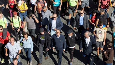 16/10/2019.- El presidente de la Generalitat de Catalunya, Quim Torra (c), y el exlehendakari Juan José Ibarretxe (3i), durante el recorrido por la AP-7 desde Girona de una de las "marchas por la libertad". / EFE