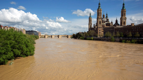 El río Ebro ha comenzado a desbordarse a su paso por Zaragoza. EFE