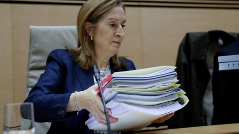 La exministra de Fomento Ana Pastor antes de comparecer en la comisión de investigación del accidente ferroviario del Alvia en Angrois (Santiago de Compostela). /EFE