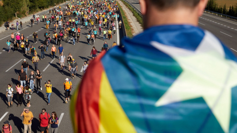 16/10/2019.- Independentistas caminan por la AP-7 durante el recorrido desde Girona de una de las "marchas por la libertad". / EFE