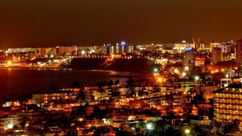 Vista nocturna de la Playa del Inglés en la isla de Gran Canaria. / Kriki